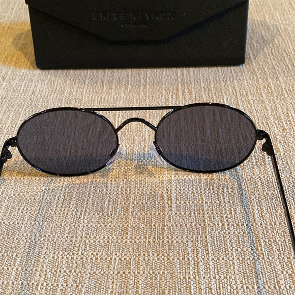 Black Prive’ Revaux The Jane sunglasses. Polarized, with collapsible case& wipe. - Picture 4 of 4